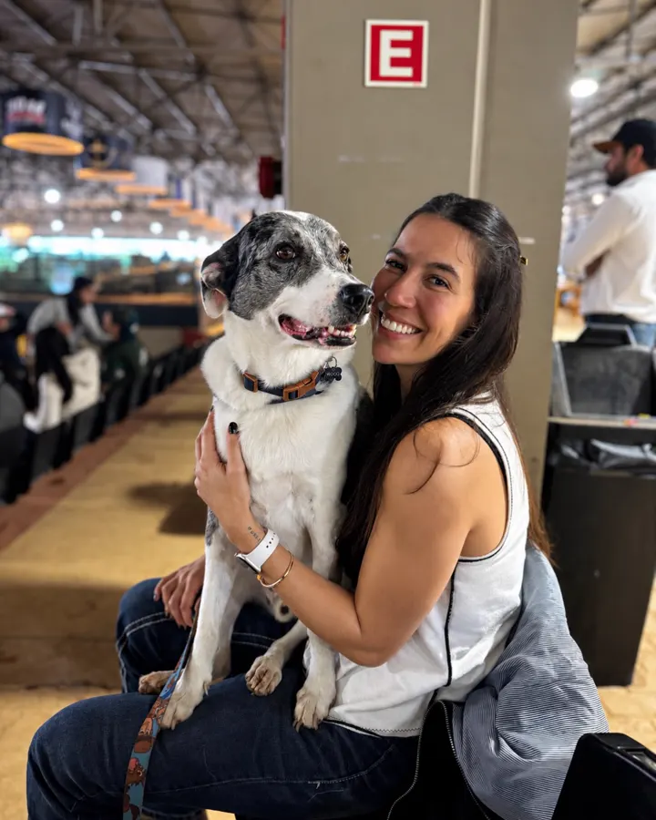 Juliana abraçando o seu cão