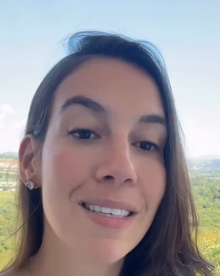 Juliana em uma paisagem verde